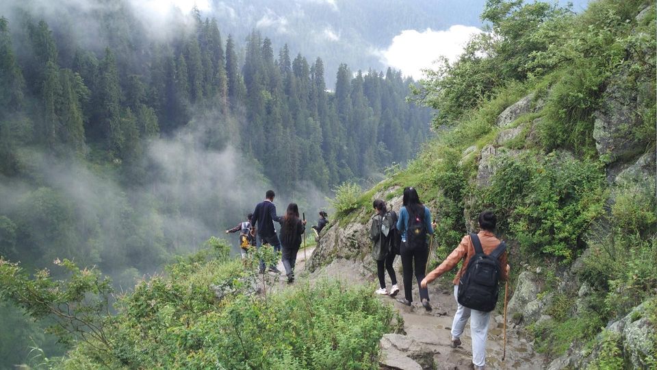 kheerganga-trek desinomadz